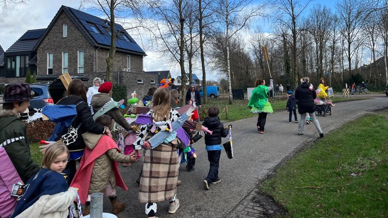 In Hulten hebben kinderen van basisschool De Drie Musketiers vrijdagmiddag de primeur: de allereerste optocht van Brabant barst hier los. Foto: Omroep Brabant.