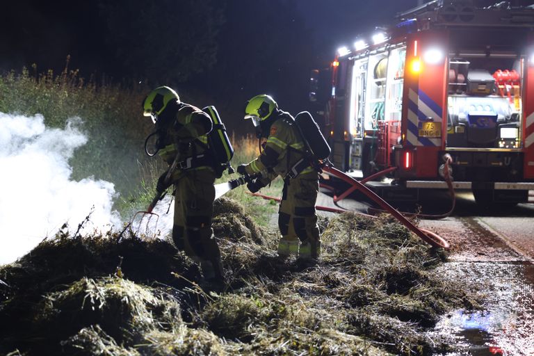 De brandweer bluste de brandende hooibalen bij Schijndel (foto: Sander van Gils/SQ Vision).