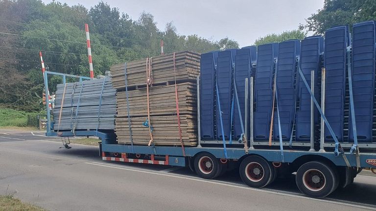 Oplegger schiet van de haak trekkend voertuig (Foto: Heeze-Leende24)