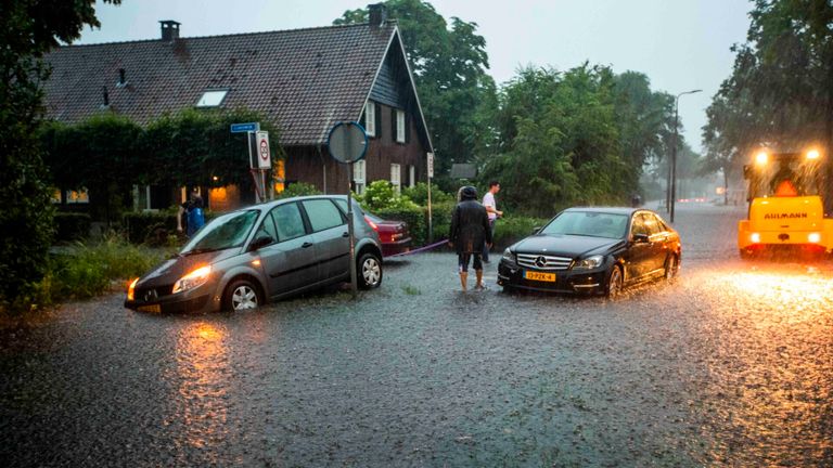 Automobilisten in de problemen vanwege het noodweer in Mierlo (foto: Dave Hendriks/SQ Vision).