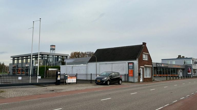 Bij het pand ligt een groot parkeerterrein (foto: Erik Peeters).