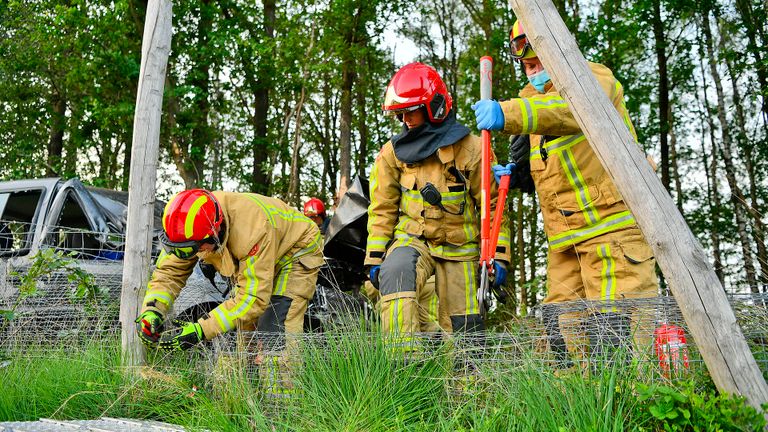 De auto schoot door een hek langs de A67 bij Eersel (foto: Rico Vogels/SQ Vision).