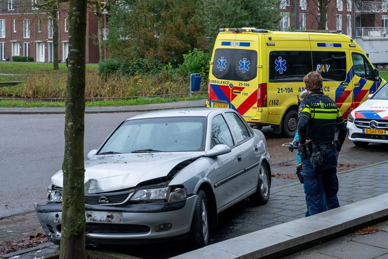 De auto raakte bij het ongeluk in de Rijzertlaan in Den Bosch aanzienlijk beschadigd (foto: Iwan van Dun/SQ Vision).