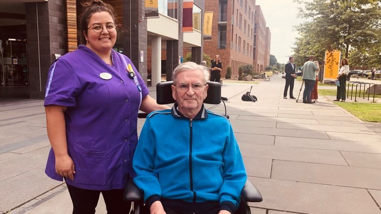 Ashley Bernard en Han Zwanenberg gingen in gesprek met de premier (foto: Tonnie Vossen)