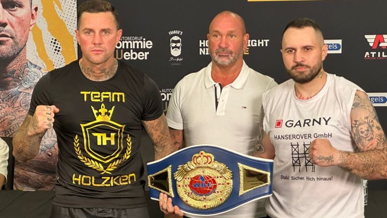 Nieky Holzken, zijn trainer Sjef Weber en Edison Demaj. (Foto: Leon Voskamp)