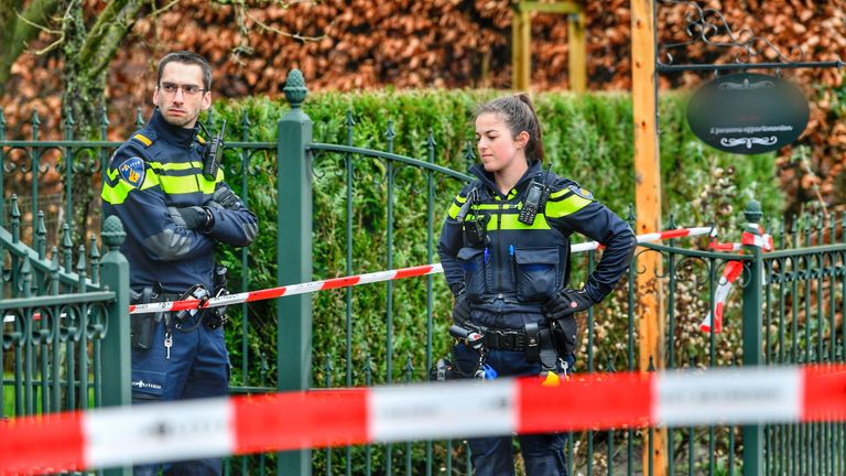 De politie bij de bed and breakfast in Valkenswaard (foto: Rico Vogels/SQ Vision).