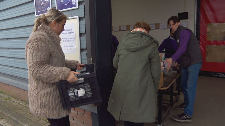 Pleun (links) brengt een aantal kratten weg 