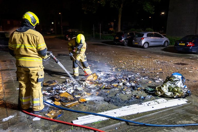 De brandweer bluste het afval in Oss (foto: Gabor Heeres/SQ Vision).