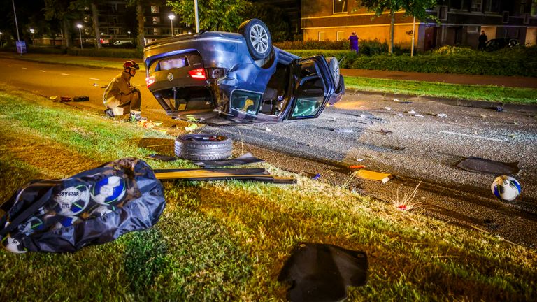 De auto kwam ondersteboven tot stilstand in de Karel de Grotelaan in Eindhoven (foto: SQ Vision).