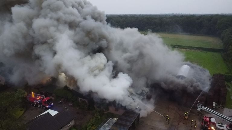 De brandweer is voorlopig nog wel bezig (foto: Bart Meesters/Meesters Multi Media/SQ Vision).