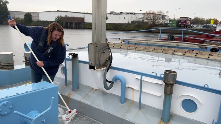 Eén van de taken die Angelique wel mag uitvoeren, is het schoonmaken van het schip (foto: Niek de Bruijn).