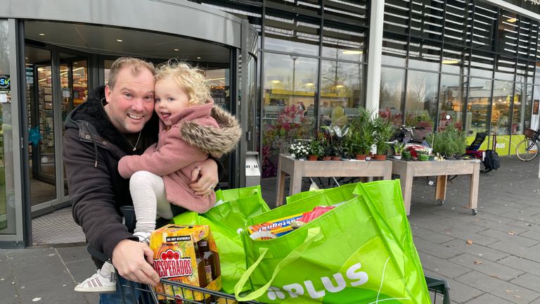 Tommie en zijn dochtertje Lotte doen inkopen voor het kerstontbijt, de lunch en het diner