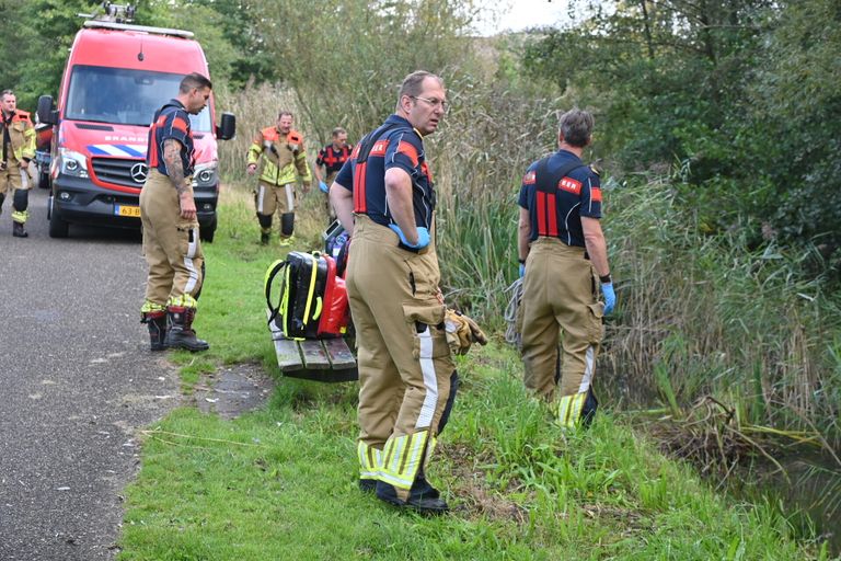 Brandweerlieden zochten vergeefs naar een drenkeling (foto: Perry Roovers/SQ Vision).