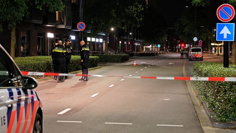 Na de schietpartij werd een deel van de Burgemeester Brokxlaan afgesloten voor onderzoek (foto: Toby de Kort/SQ Vision).