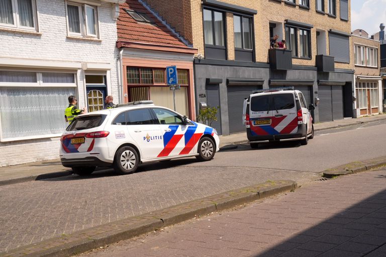 De politie is na de steekpartij in Helmond een buurtonderzoek gestart (foto: Harrie Grijseels/SQ Vision).