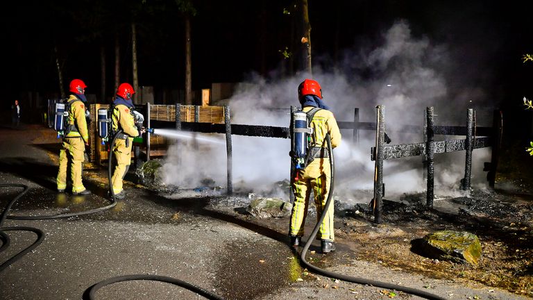 De brandweer bluste de afvalsorteerplaats in Westerhoven (foto: Rico Vogels/SQ Vision).