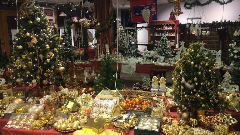 Complete kerstbomen met ballen en slingers worden aan klanten verkocht (foto: Kerstkrinkloopwinkel) 