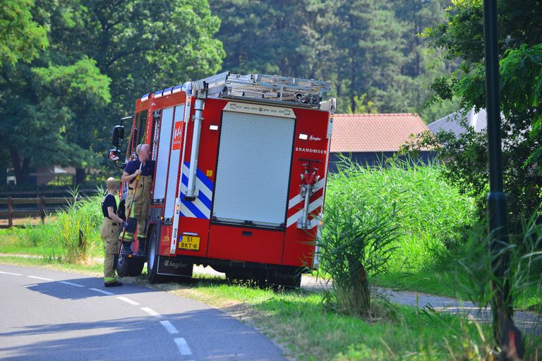 Om de afgebroken tak in Maarheeze weg te halen, werd de brandweer opgeroepen (foto: Johan Bloemers/SQ Vision).