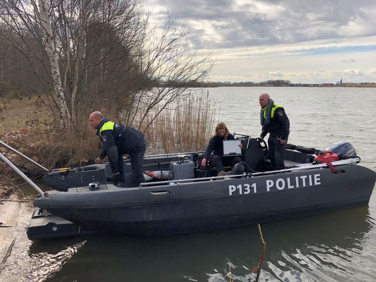 Een eerdere zoektocht op het water in Liessel (Archieffoto: René van Hoof)