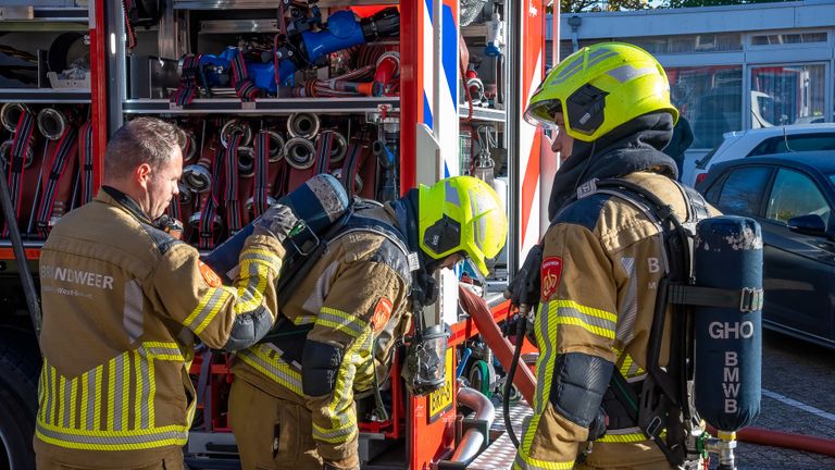 De brandweer had het vuur in Waalwijk snel onder controle (foto: Iwan van Dun/SQ Vision).