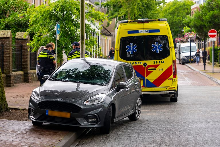 De fietsster werd geraakt door een automobiliste die een parkeerterrein verliet (foto: Gabor Heeres/SQ Vision). 