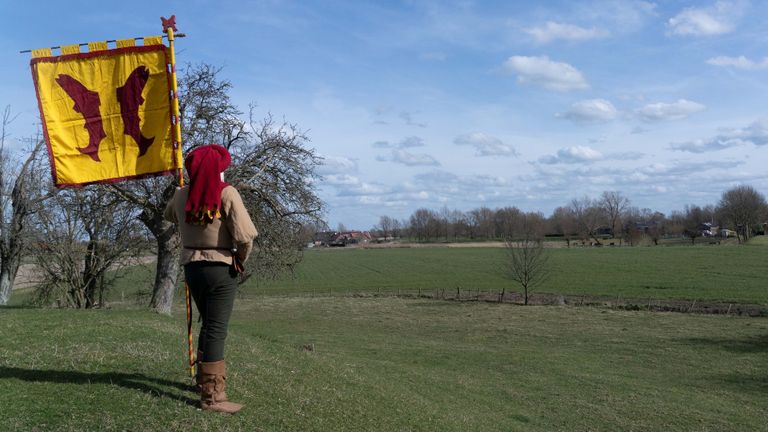 Een verkenner kijkt uit over het terrein waar de veldslag gaat plaatsvinden. (foto: SlagomAltena)