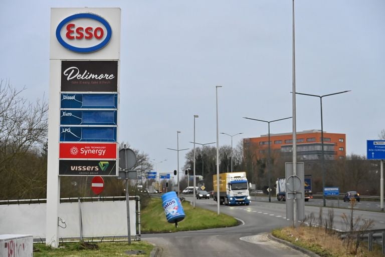 Borden met prijzen bij tankstations deden het ook niet (foto: Tom van der Put/SQ Vision).