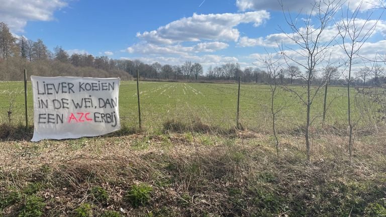 Rond het weiland hangen veel spandoeken tegen de komst van het azc (foto: Omroep Brabant)