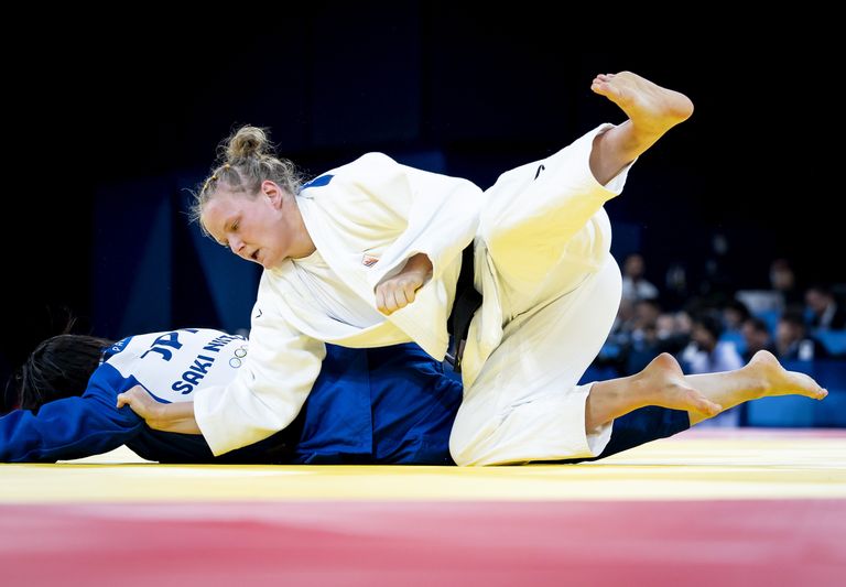 Judoka Sanne van Dijke in actie tegen Saki Niizoe uit Japan (foto: ANP 2024/Remko de Waal). 