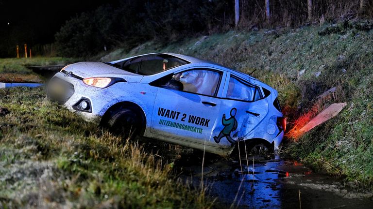 De auto eindigde in de sloot naast de N261 (foto: Toby de Kort/SQ Vision).