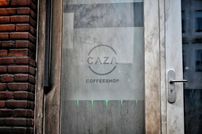 De zwartgeblakerde deur van de coffeeshop deze zondagochtend (foto: Toby de Kort/SQ Vision).