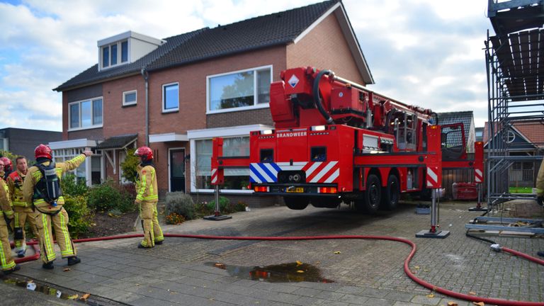 De brandweer bij de Rembrandt van Rijnstraat in Deurne (foto: Walter van Bussel/SQ Vision).