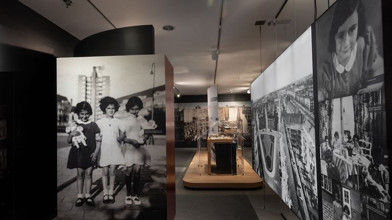 Foto's uit Anne Franks jeugd, te zien in de tentoonstelling. (Foto: Eric Goossens)