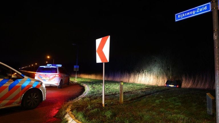 De auto crashte op de Rijksweg-Zuid in Vinkel (foto: Bart Meesters).