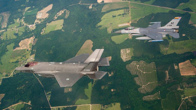 De nieuwe F-35 (voorgrond) samen met de F-16 (achtergrond) (foto: Defensie)