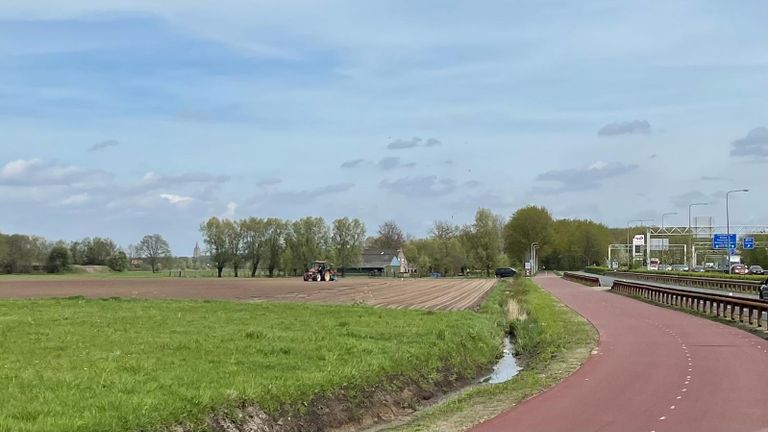 Het gebied bij Wouwse Tol Noord waar het nieuw te bouwen azc moet komen (foto: Robert te Veele).