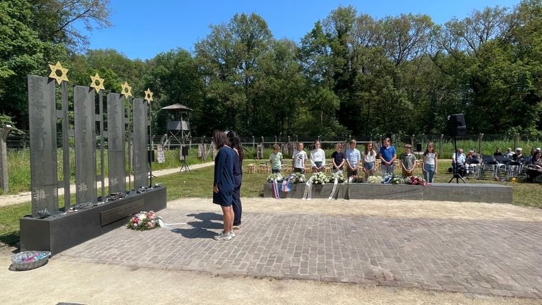 Er werden bloemen gelegd tijdens de herdenking van de kindertransporten in Nationaal Monument Kamp Vught