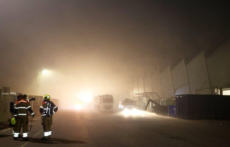 Bij de brand bij de afvalstoffenverwerker aan de Treurenburg komt veel stinkende rook vrij (foto: Bart Meesters).