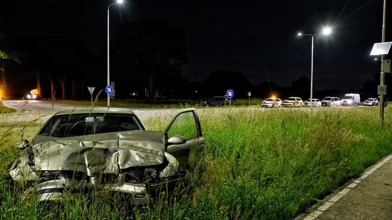 Hoe de botsing op de N260 bij Gilze kon gebeuren, wordt onderzocht (foto: Toby de Kort/SQ Vision).