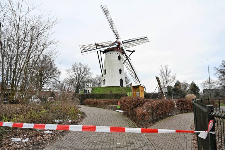 De politie onderzoekt wat er gebeurd is in Goirle (foto: Toby de Kort/SQ Vison).