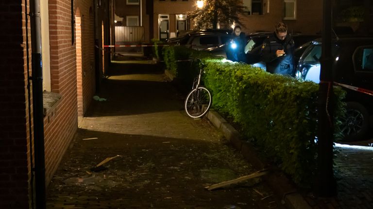 Onderzoek bij het huis na de explosie (foto: Iwan van Dun / SQ Vision).