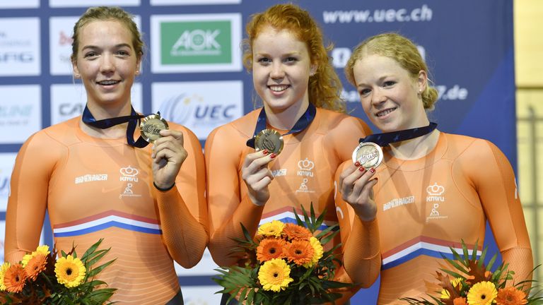 Shanne Braspennincx (links) straalt met haar bronzen medaille tijdens het Europees kampioenschap baanwielrennen in Duitsland, geflankeerd door Kyra Lambertink en Hetty van de Wouw (foto: ANP 2017/Soenar Chamid). 