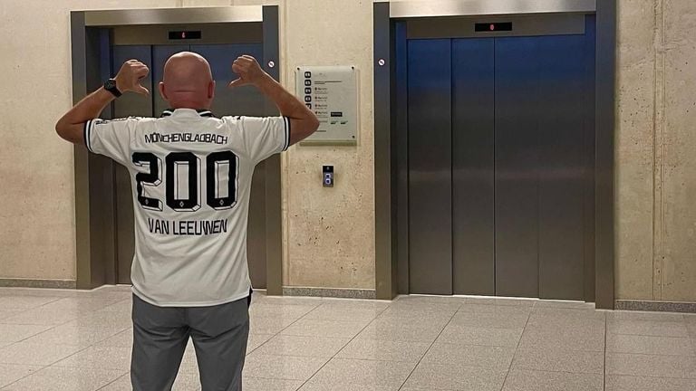 Jan van Leeuwen kreeg een shirt na zijn 200ste rondleiding.