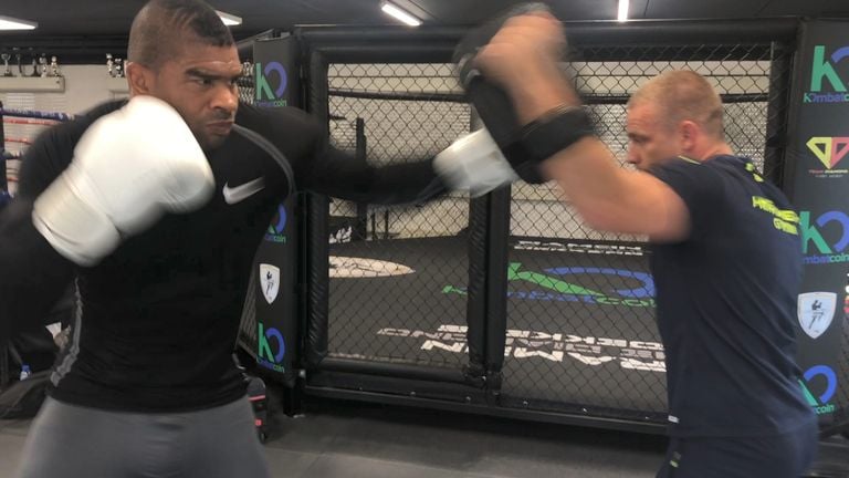 Alistair Overeem en Nick Hemmers tijdens de training.