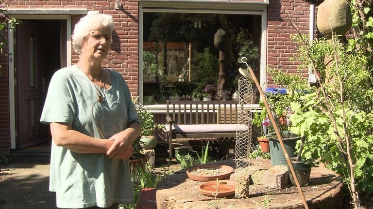 Conny  Mahieu bij haar voedertafel (foto: Omroep Brabant).