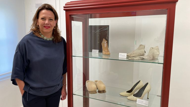 Directeur Anouk van Heesch bij een vitrinekast vol met bijzondere schoenen (foto: Megan Hanegraaf).