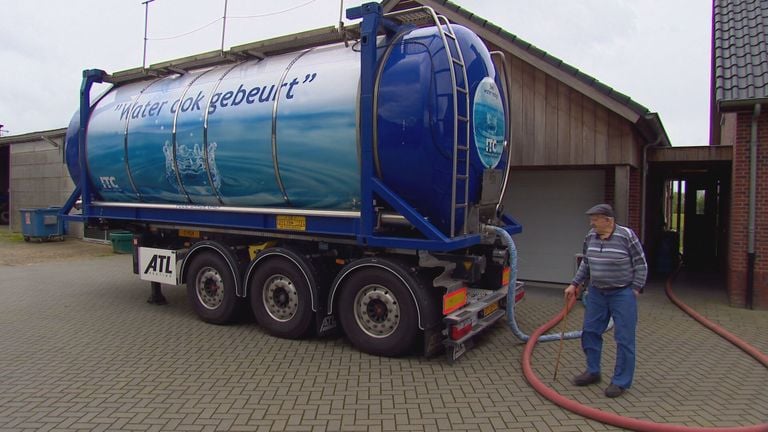 Cees van raak liet een tank water aanvoeren.