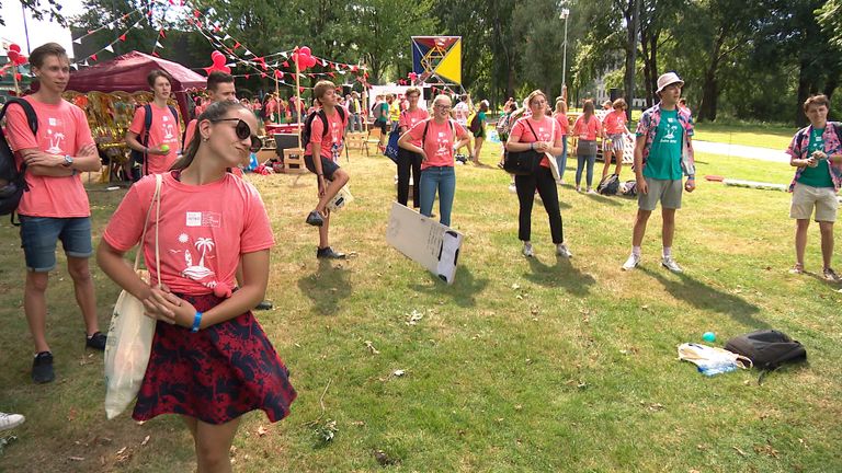 Studenten ontmoeten elkaar dinsdag fysiek op het terrein van de TU/e.