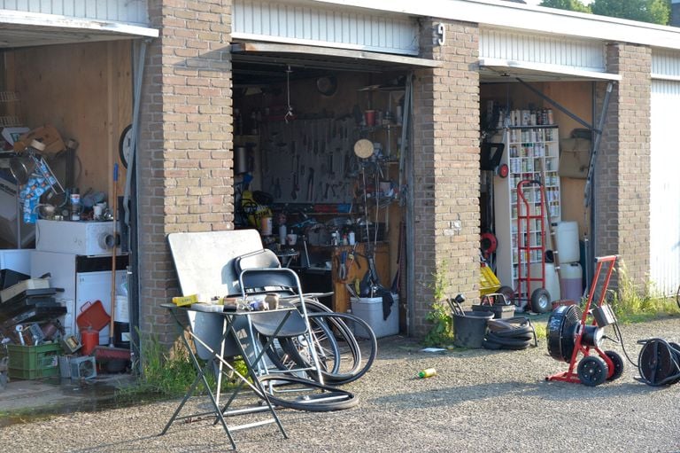 Ook twee andere garageboxen kregen aandacht van de brandweer (foto: Perry Roovers/SQ Vision).