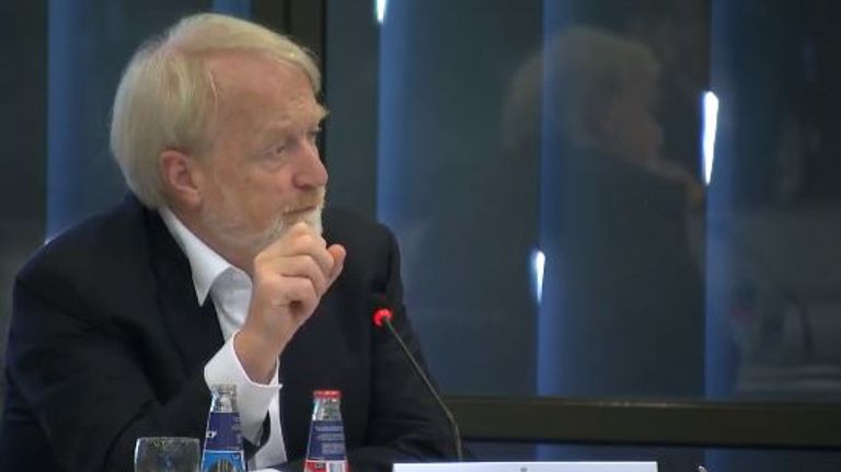 Jaap van Dissel tijdens de technische briefing woensdagmorgen.